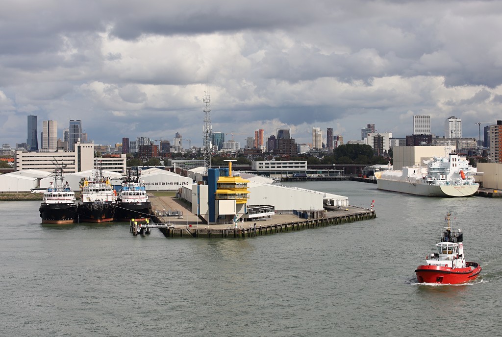 europoort maasvlakte rotterdam botlek haven scheepvaart industrie fabrieken marine transport overslag terminal portlantis ferry centrale
